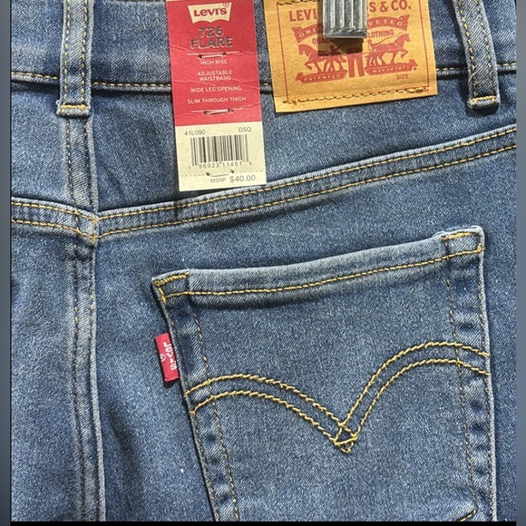 Levi’s 726 High-Rise flare,adjustable waistband,wide leg opening,slim thru thigh - Picture 6 of 8